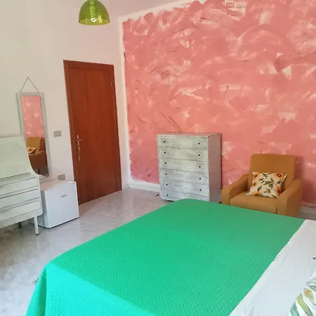 Dae Larentu Bed & Breakfast Tinnura